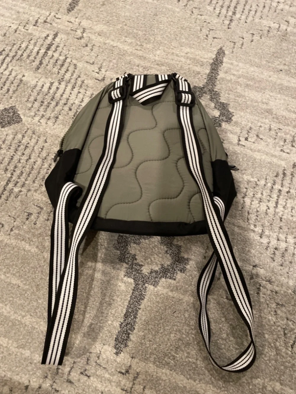 Green and black adidas backpack - Picture 3 of 4
